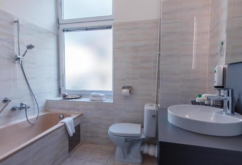 اتاق استاندارد یک نفره, Florum