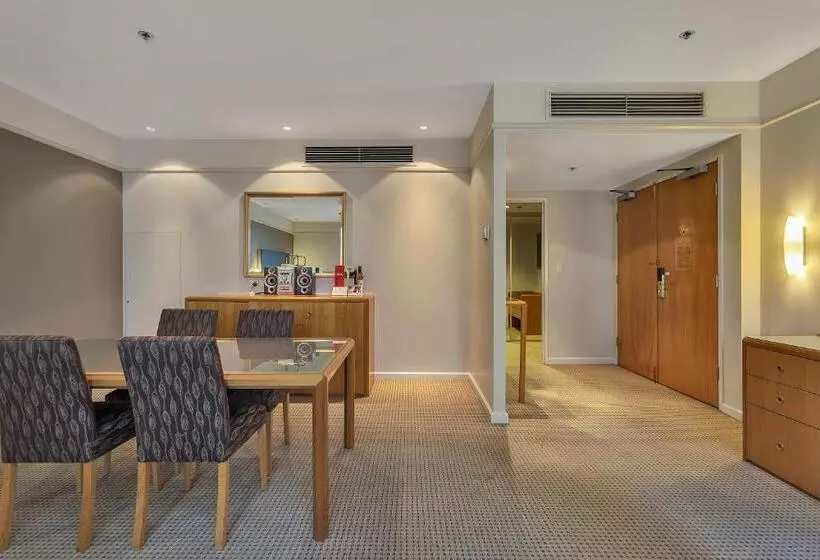سوئیت جونیور با ماساژ آبی, Stamford Plaza Adelaide