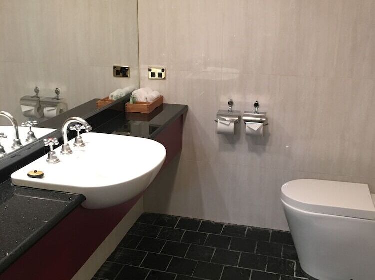 اتاق اجرایی, Albury Manor House