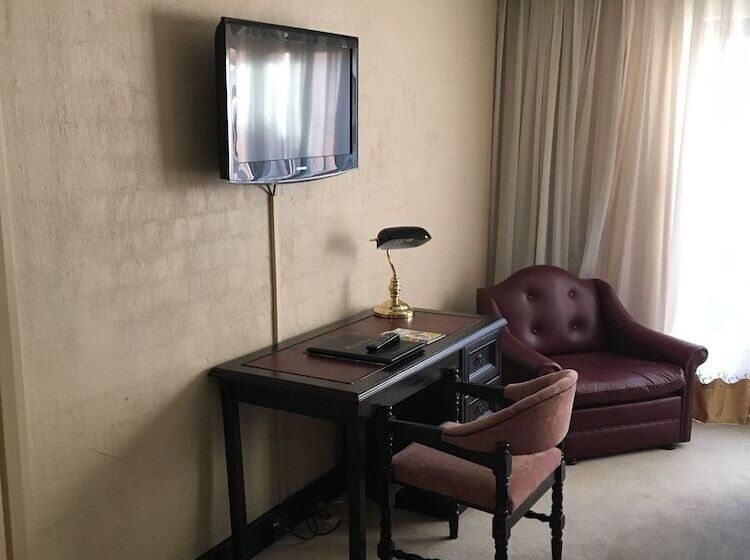 اتاق اجرایی, Albury Manor House