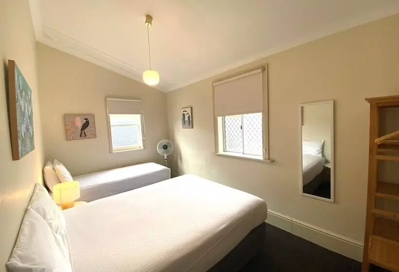 Perhehuone, Clifton Motel & Grittleton Lodge