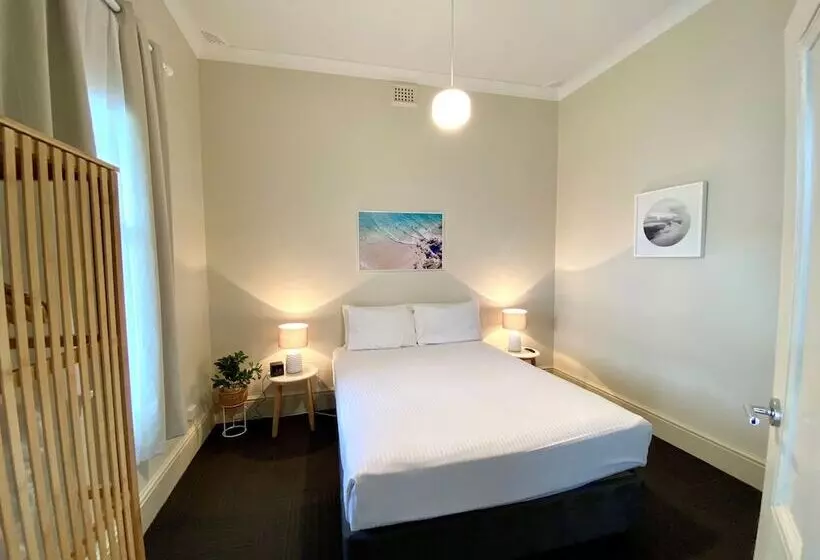 Perhehuone, Clifton Motel & Grittleton Lodge
