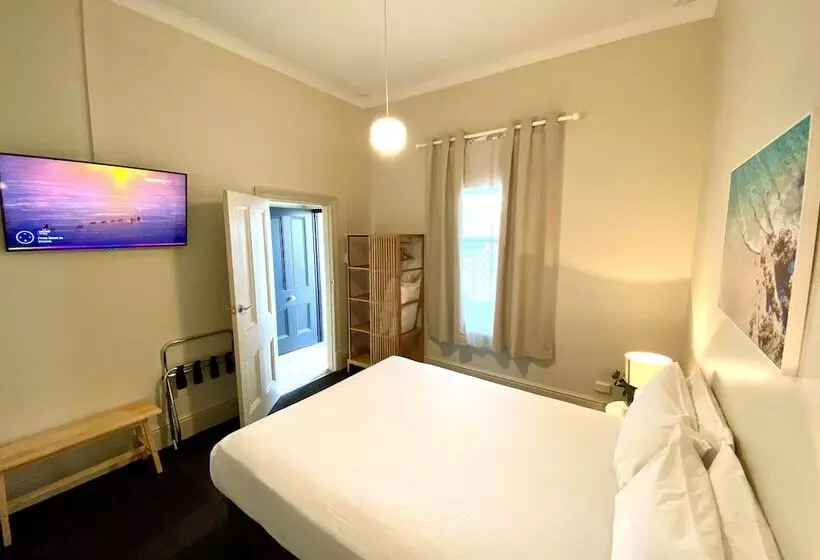 Perhehuone, Clifton Motel & Grittleton Lodge