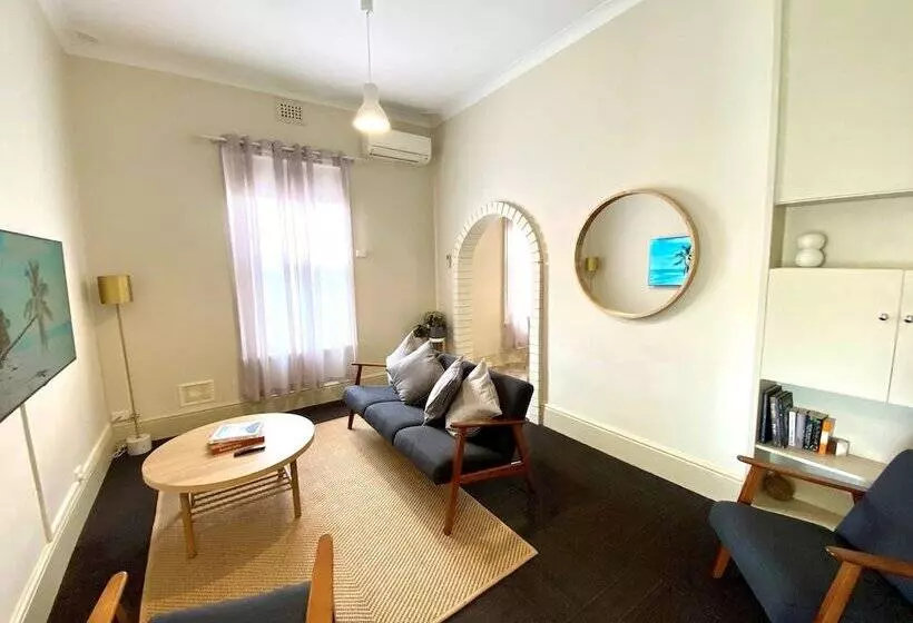 Perhehuone, Clifton Motel & Grittleton Lodge