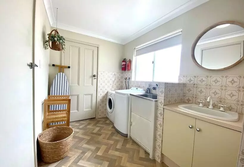 Perhehuone, Clifton Motel & Grittleton Lodge