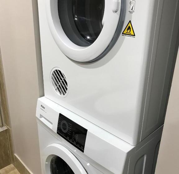 اتاق خانوادگی, Highpoint International