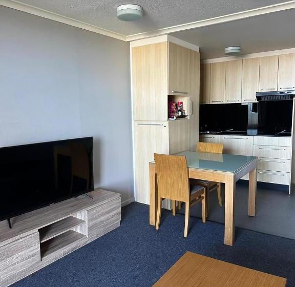 اتاق خانوادگی, Highpoint International