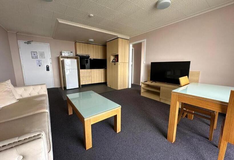 اتاق خانوادگی, Highpoint International