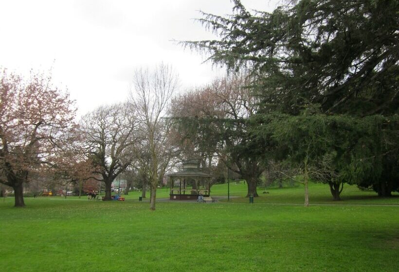 غرفة عائلية, Commodore Regent