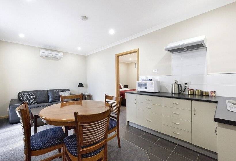 شقة غرفة واحدة, Commodore Regent