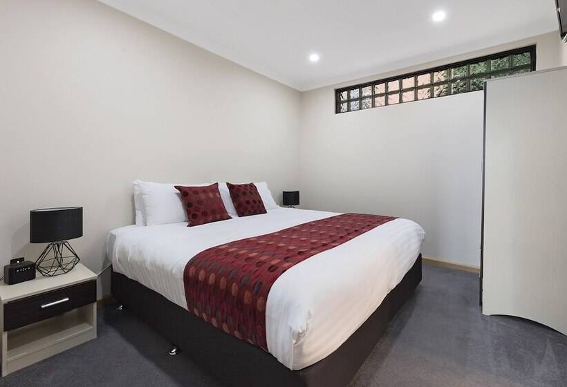 شقة غرفة واحدة, Commodore Regent