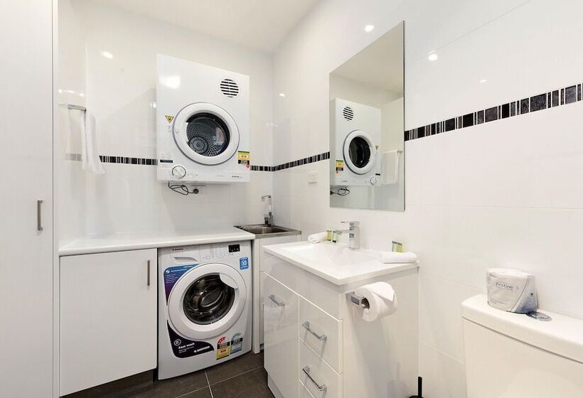 شقة غرفة واحدة, Commodore Regent