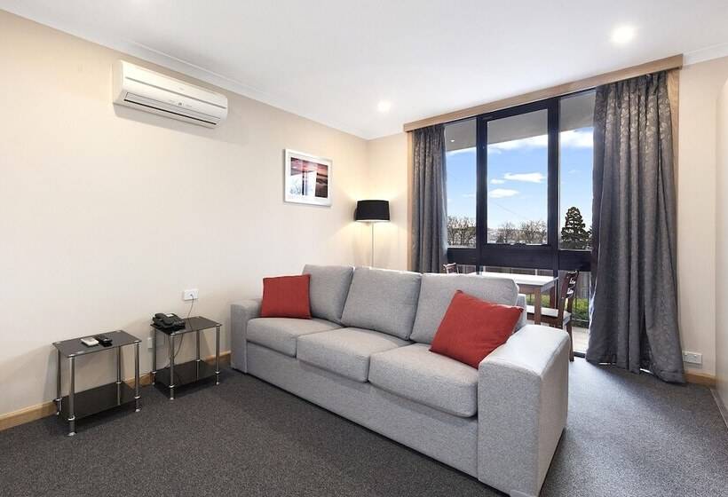 شقة غرفة واحدة, Commodore Regent