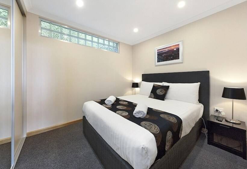 شقة غرفة واحدة, Commodore Regent