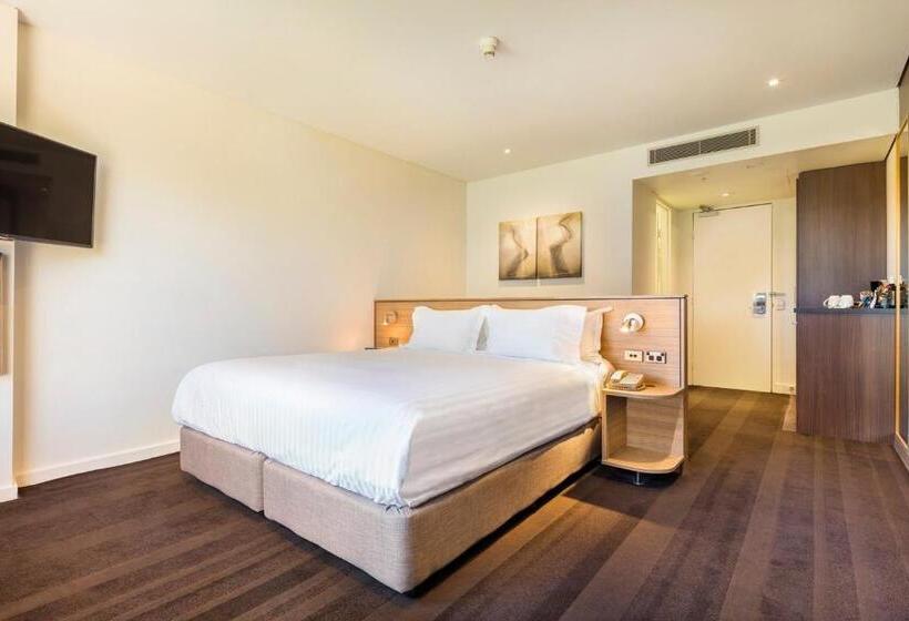 带大床的高级房间, Crowne Plaza Canberra, An Ihg