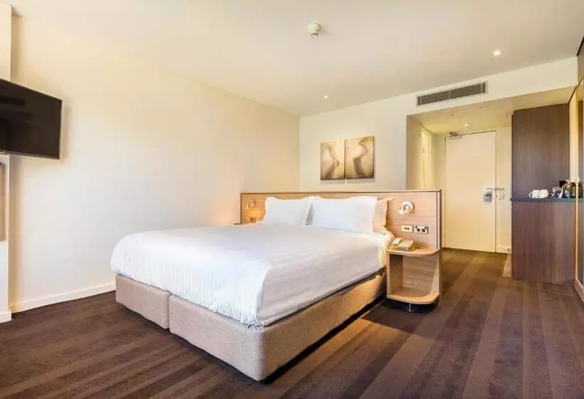 公園の見えるダブルベッドスタンダードルーム, Crowne Plaza Canberra, An Ihg
