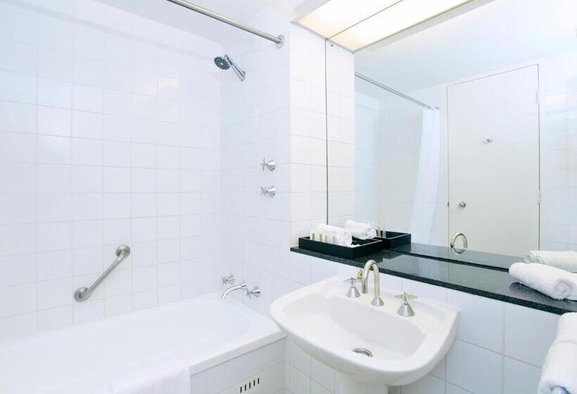 可看到停车场的标准间, Crowne Plaza Canberra, An Ihg