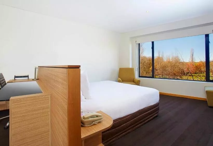 キングサイズベッドのスタンダードルーム, Crowne Plaza Canberra, An Ihg