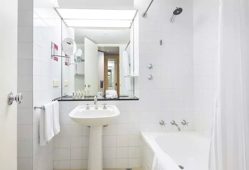 公園の見えるダブルベッドスタンダードルーム, Crowne Plaza Canberra, An Ihg