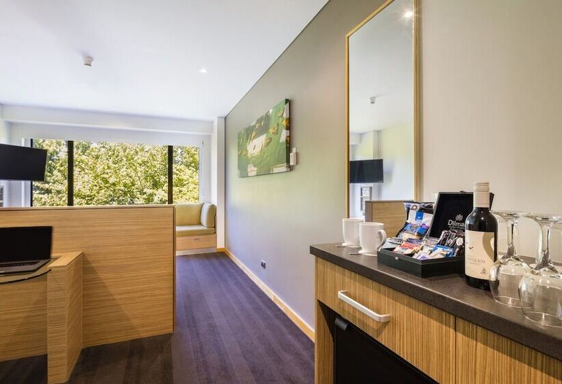 看到停车场的带双人床的标准房间, Crowne Plaza Canberra, An Ihg