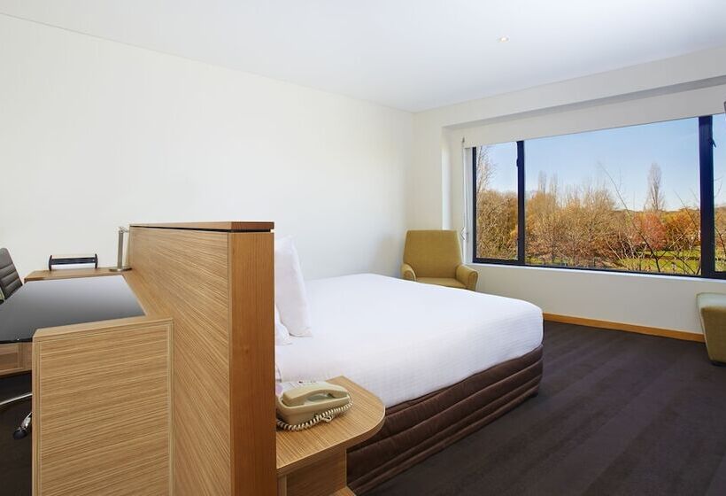 看到停车场的带双人床的标准房间, Crowne Plaza Canberra, An Ihg