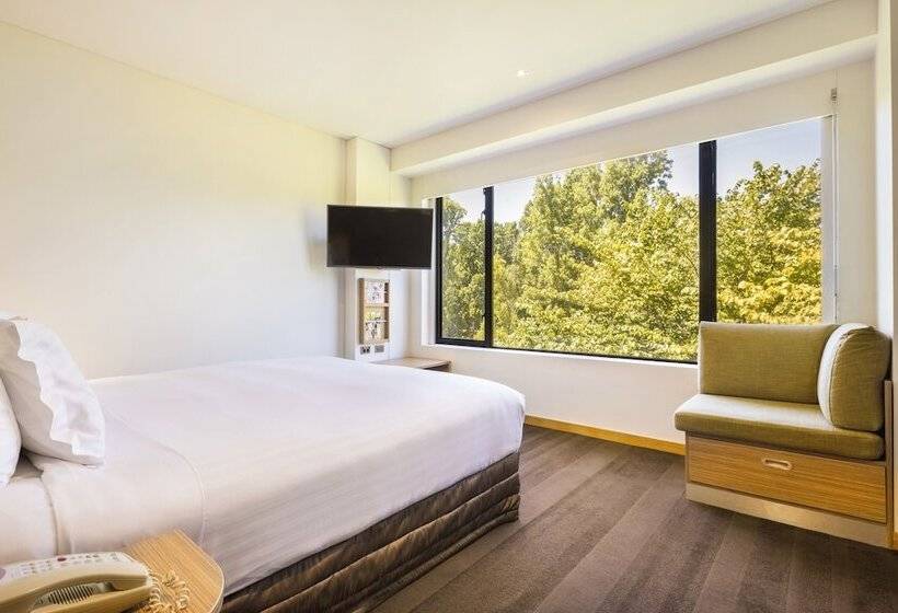 看到停车场的带双人床的标准房间, Crowne Plaza Canberra, An Ihg