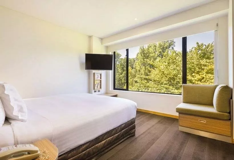 公園の見えるダブルベッドスタンダードルーム, Crowne Plaza Canberra, An Ihg