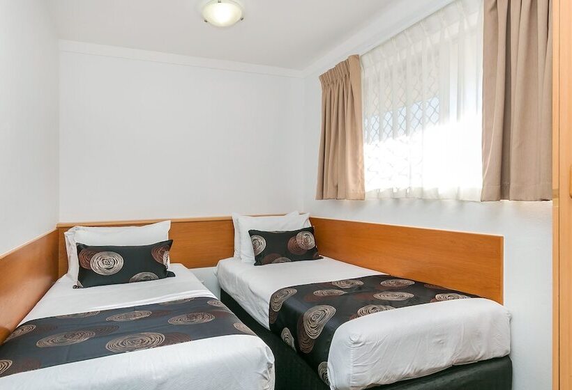 اتاق خانوادگی, Flag Motor Lodge