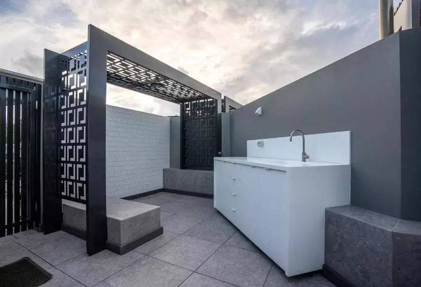 1 Bedroom Penthouse Apartment, Netanya Noosa Beachfront Resort