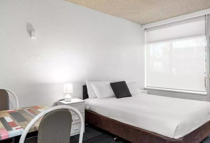 اتاق سوپریور, Red Carpet Motel