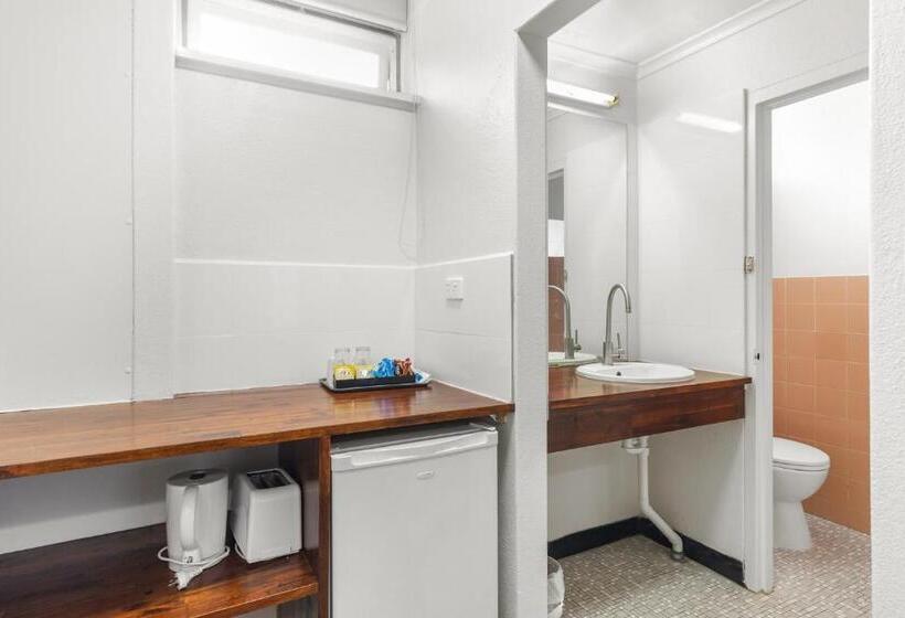 اتاق سوپریور, Red Carpet Motel