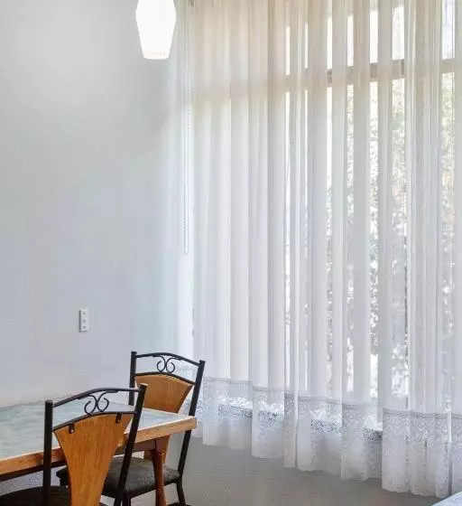 اتاق استاندارد سه نفره, Red Carpet Motel