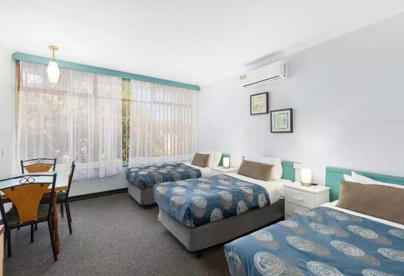 اتاق استاندارد سه نفره, Red Carpet Motel