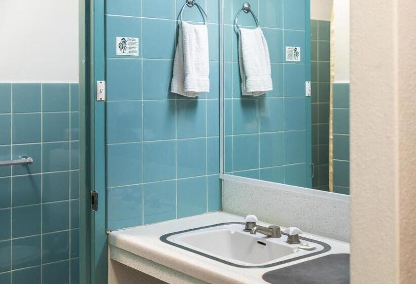 اتاق استاندارد سه نفره, Red Carpet Motel