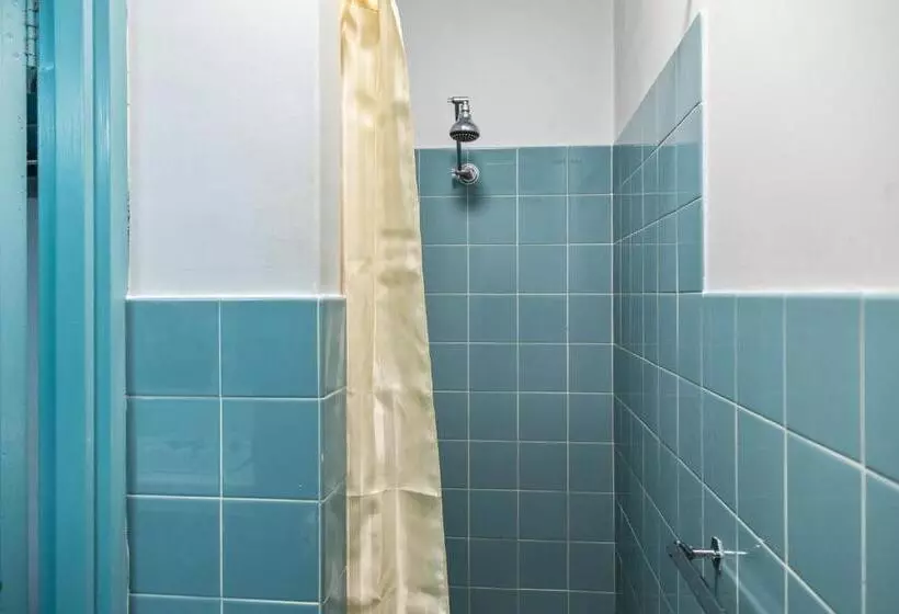 اتاق استاندارد, Red Carpet Motel