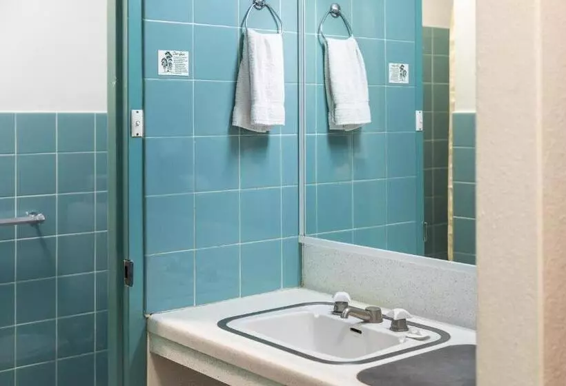 اتاق استاندارد, Red Carpet Motel