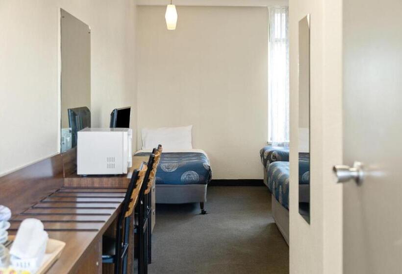 패밀리 룸, Red Carpet Motel