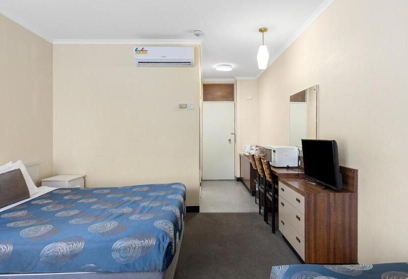 패밀리 룸, Red Carpet Motel