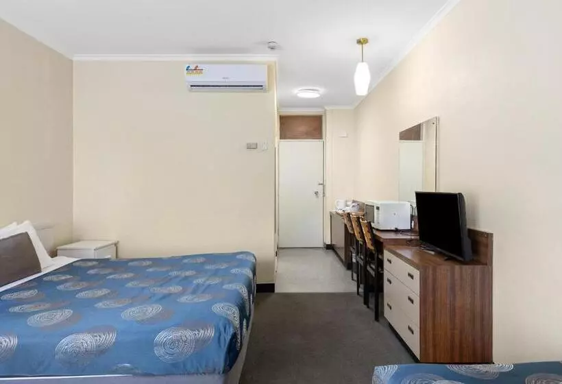 اتاق خانوادگی, Red Carpet Motel
