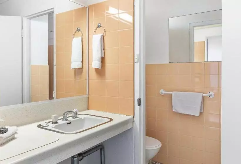 اتاق اکونومی, Red Carpet Motel