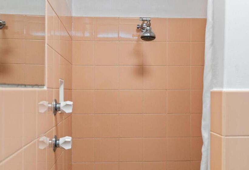 이코노미 룸, Red Carpet Motel