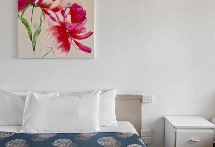 اتاق اکونومی, Red Carpet Motel