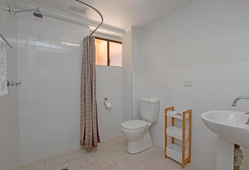 اتاق استاندارد با تخت بزرگ برای معلولان, River Street Motel