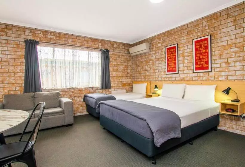 Perhehuone, River Street Motel