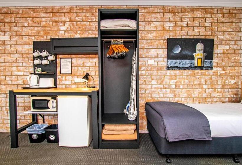 اتاق خانوادگی, River Street Motel