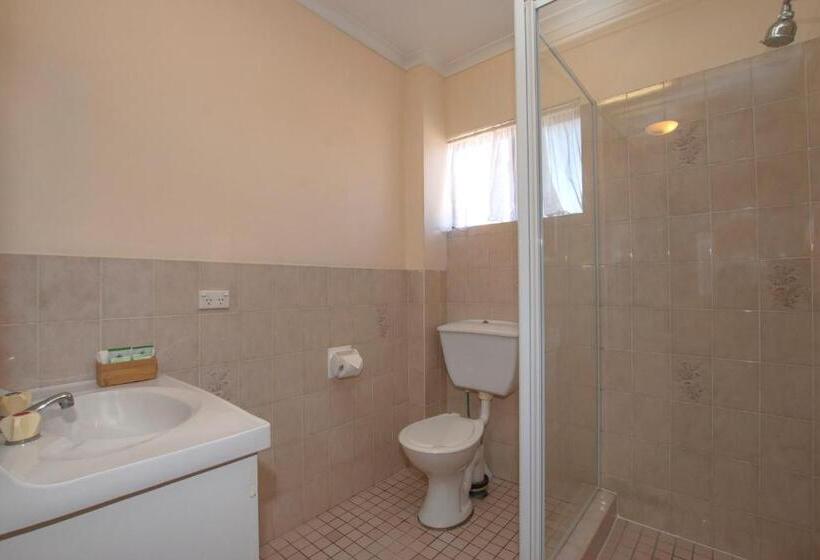 اتاق خانوادگی, River Street Motel