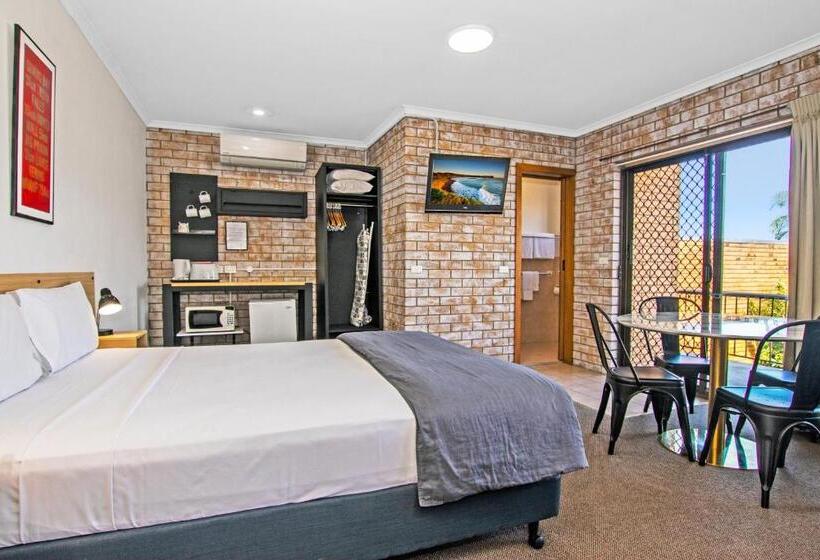 Standard Triple Room with Terrace, River Street Motel