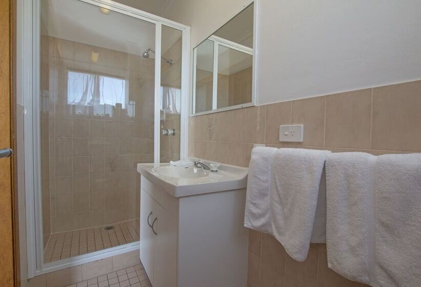 Standard Triple Room with Terrace, River Street Motel