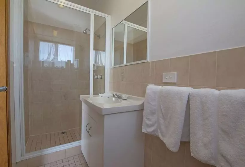 Standard Triple Room with Terrace, River Street Motel