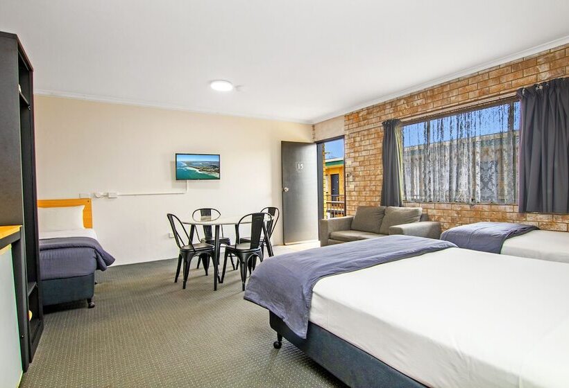 اتاق خانوادگی, River Street Motel